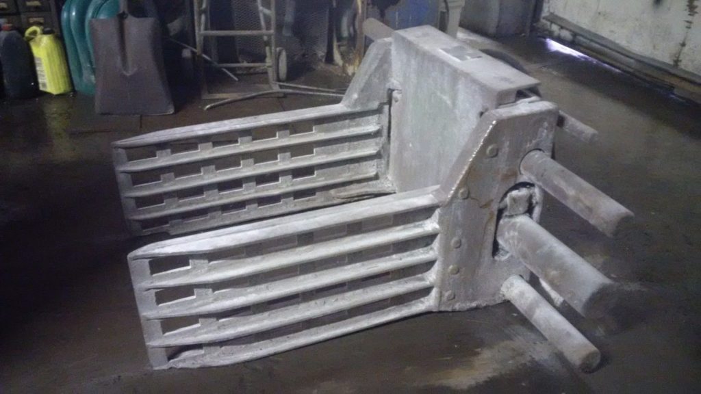 Forklift attachment, Bale and Carton Clamp to Machineco